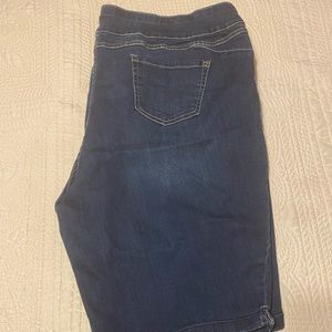 Westbound Knee Length Shorts. 24W